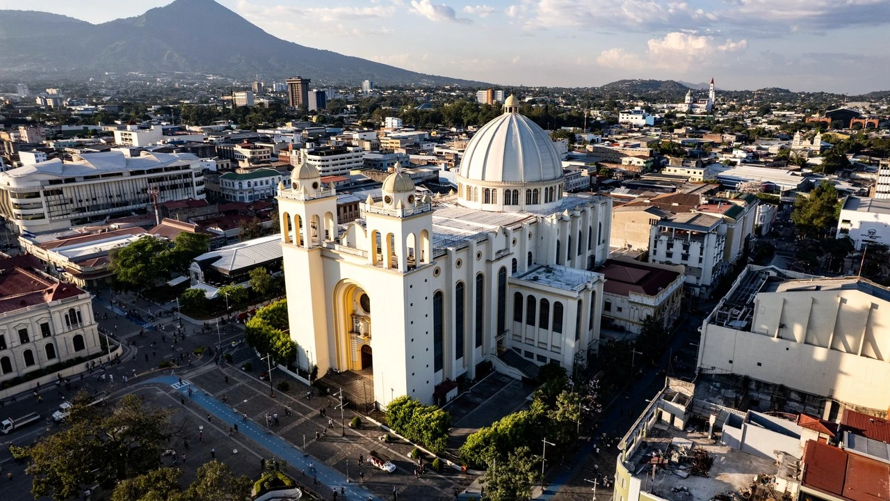 Vue aérienne de la cathédrale métropolitaine de San Salvador, avec la ville et un volcan en arrière-plan